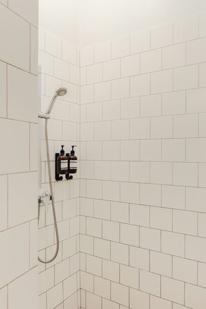 City Apartment, 1 Double Bed, Kitchenette, Courtyard View | Bathroom