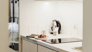 City Apartment, 1 Double Bed, Kitchenette, Courtyard View | Private kitchen | Mini-fridge, microwave, stovetop, coffee/tea maker