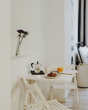 City Apartment, 1 Double Bed, Kitchenette, Courtyard View | In-room dining