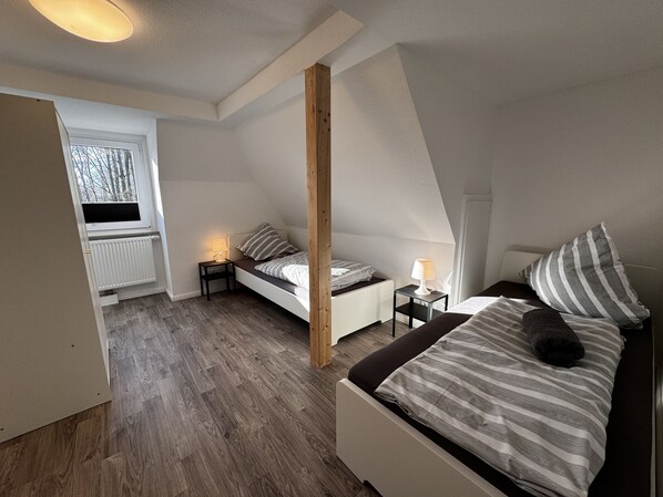 9 bedrooms, desk, iron/ironing board, travel cot - Familientraum mit 9 Zimmern Großem Garten und Waldblick im Herzen Ostfrieslands (Südbrookmerland)