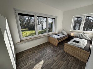 9 sovrum, skrivbord, strykjärn/strykbräda och resesäng