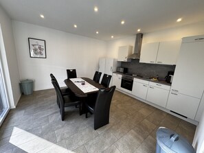 Fridge, microwave, oven, stovetop - Familientraum mit 9 Zimmern Großem Garten und Waldblick im Herzen Ostfrieslands (Südbrookmerland)