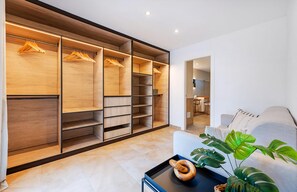 Téléviseur, table de ping-pong