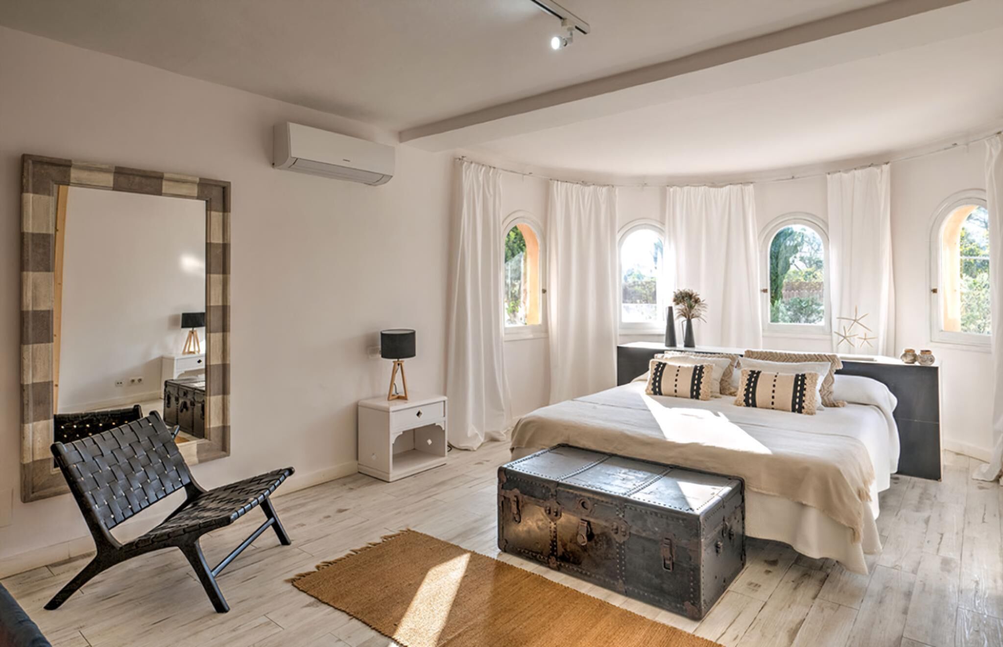 4 bedrooms, iron/ironing board, free WiFi, bed sheets