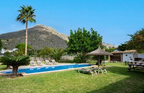 Pool - Lovely Family House with Large Garden and Short Walk to the Beach (Port de Pollença)