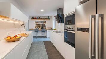 Een koelkast, een magnetron, een oven, een kookplaat