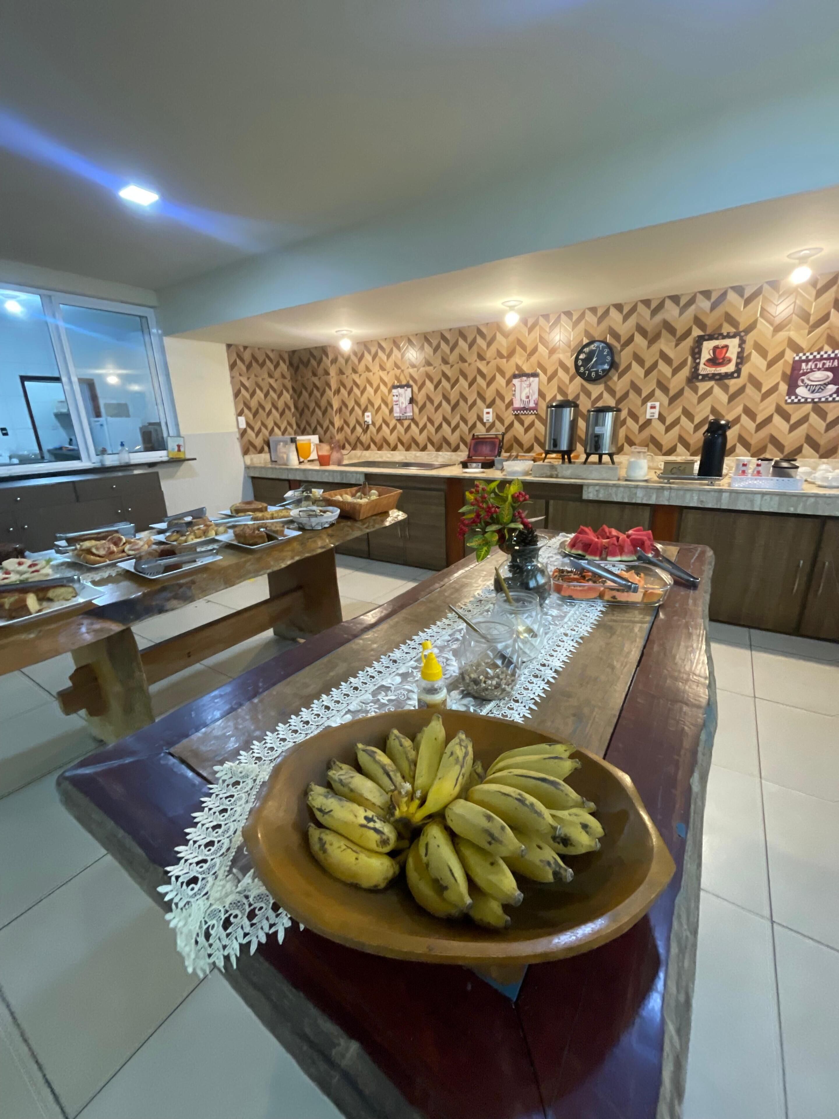 بوفيه فطور مجانًا يوميًا