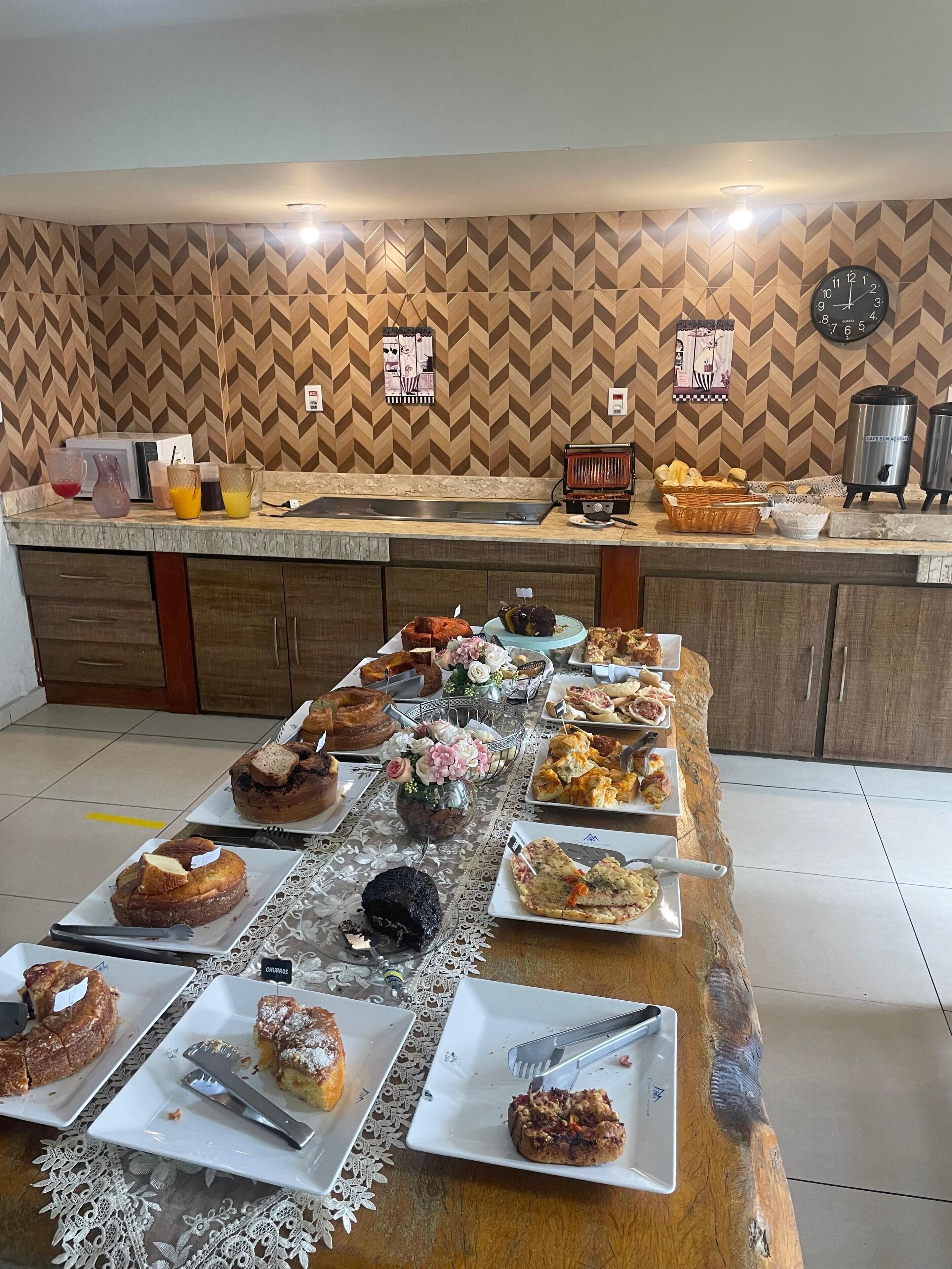Café da manhã com buffet grátis todos os dias