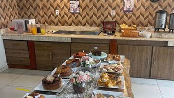 Café da manhã com buffet grátis todos os dias