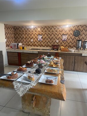 包含每日自助早餐