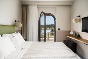 Svit Standard - havsutsikt | Allergitestade sängkläder och värdeförvaringsskåp på rummet