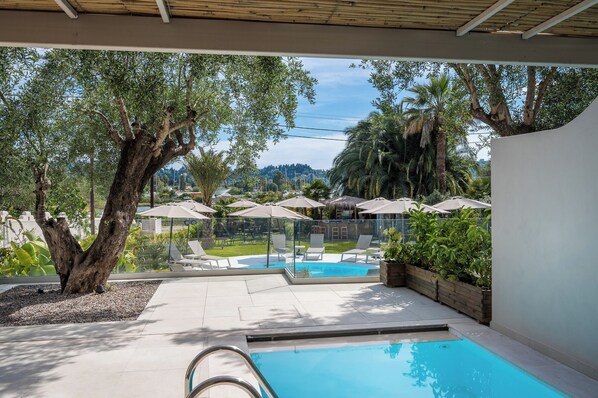 Deluxe Suite, Private Pool, Sea View | 1 bedroom, hypo-allergenic bedding, in-room safe, soundproofing
