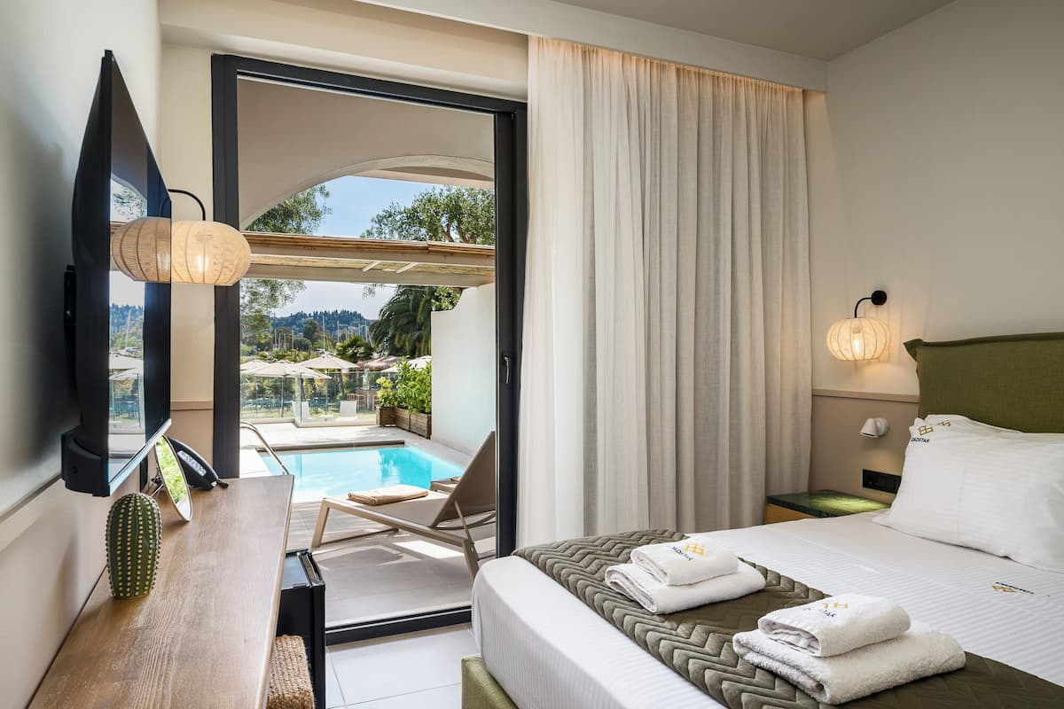 Suite Deluxe, piscina privata, vista mare | 1 camera, biancheria da letto ipoallergenica, una cassaforte in camera