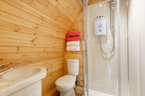 Shower, eco-friendly toiletries, hair dryer, towels - Wee Oak Tree Luxury Lodge with private hot tub (Drymen)