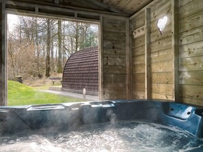 Outdoor spa tub - Wee Oak Tree Luxury Lodge with private hot tub (Drymen)