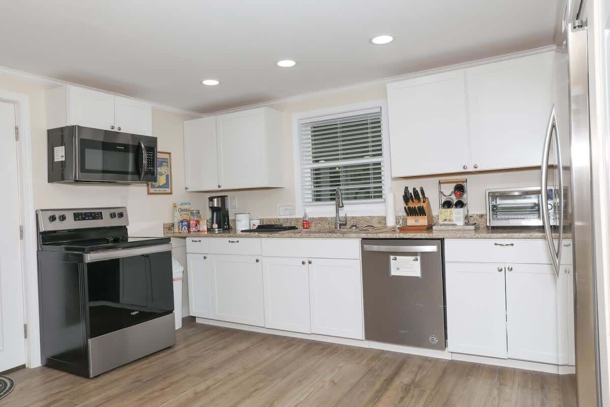 Coffee/tea maker, fridge, microwave, oven