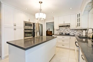 Private kitchen - Cozy Luxury house in Center of North York (Toronto)