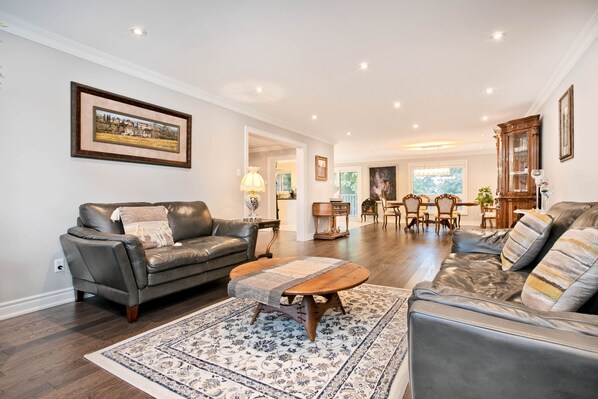 Living area - Cozy Luxury house in Center of North York (Toronto)