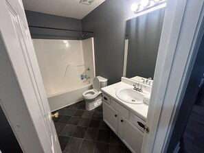 Jetted bath, hair dryer, towels, soap - Cozy 3 bed 2 bath close to tennis courts, Berry College, mall, movie theater (Rome)