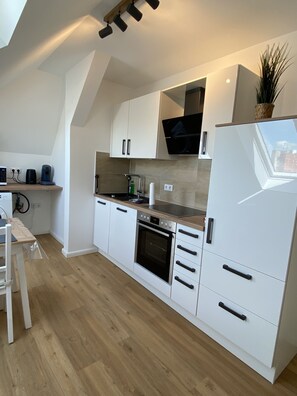 ثلاجة، ميكروويف، فرن، موقد طهي مسطح