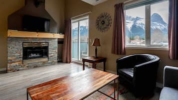 Apartment, 3 Bedrooms | Living room