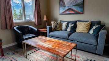 Apartment, 3 Bedrooms | Living room