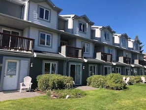 Apartment, 3 Bedrooms | Exterior - Mountain View 3br Loft Walk To Dt King Fireplace (Canmore)