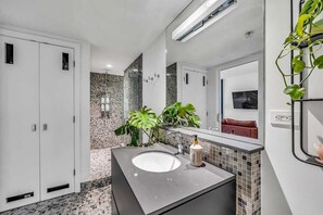 Hair dryer, soap, shampoo, toilet paper - Lounge | KingBed | Private Rooftop Patio (Vancouver)