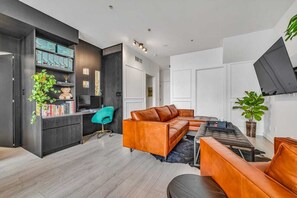 Smart TV, fireplace, stereo, computer monitors - Lounge | KingBed | Private Rooftop Patio (Vancouver)