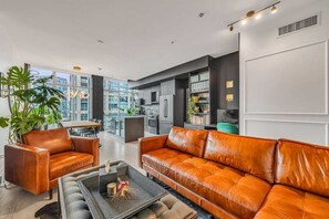 Smart TV, fireplace, stereo, computer monitors - Lounge | KingBed | Private Rooftop Patio (Vancouver)