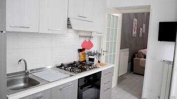 Kühlschrank, Ofen, Herdplatte, Wasserkocher mit Kaffee-/Teezubehör