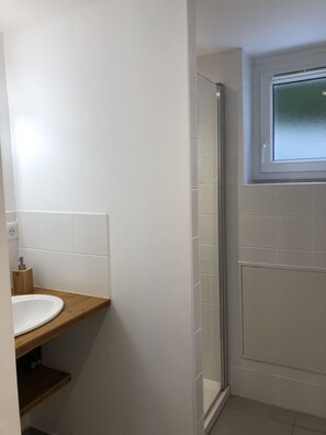 Suihku, hiustenkuivaaja, saippua, vessapaperi