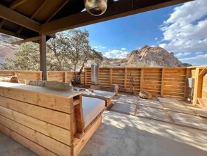 Terrace/patio - Casa Myka: Secluded Pioneertown Retreat w/ Hot Tub (Yucca Valley)
