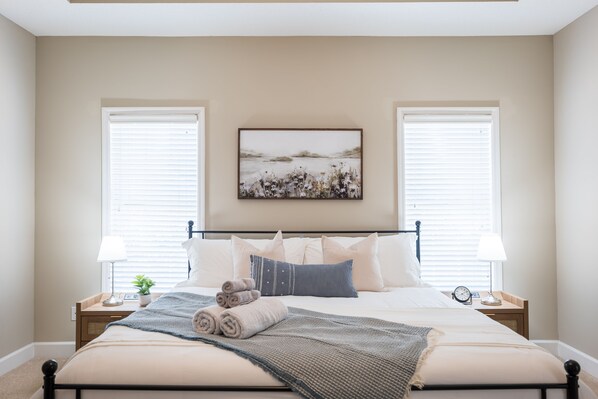 4 bedrooms, desk, iron/ironing board, free WiFi - Arbor Run Oasis: Southern Charm & Modern Elegance (Valdosta)