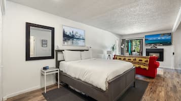 Travel crib, free WiFi, bed sheets