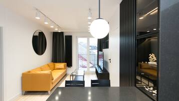 Televisión LED de 50 pulgadas con canales por cable y oficina