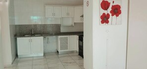 Micro-ondes, four, batterie de cuisine, vaisselle et ustensiles