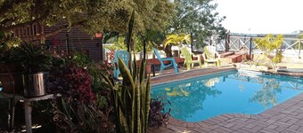 9 Sleeper Family Chalet, 7 minutes to Palm Beach with swimming pool & games room