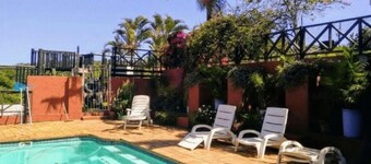 9 Sleeper Family Chalet, 7 minutes to Palm Beach with swimming pool & games room