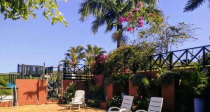 9 Sleeper Family Chalet, 7 minutes to Palm Beach with swimming pool & games room