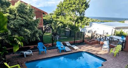 9 Sleeper Family Chalet, 7 minutes to Palm Beach with swimming pool & games room