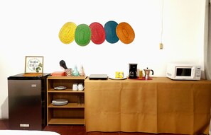 Studio de base | Cuisine privée | Réfrigérateur grande capacité avec congélateur, four à micro-ondes