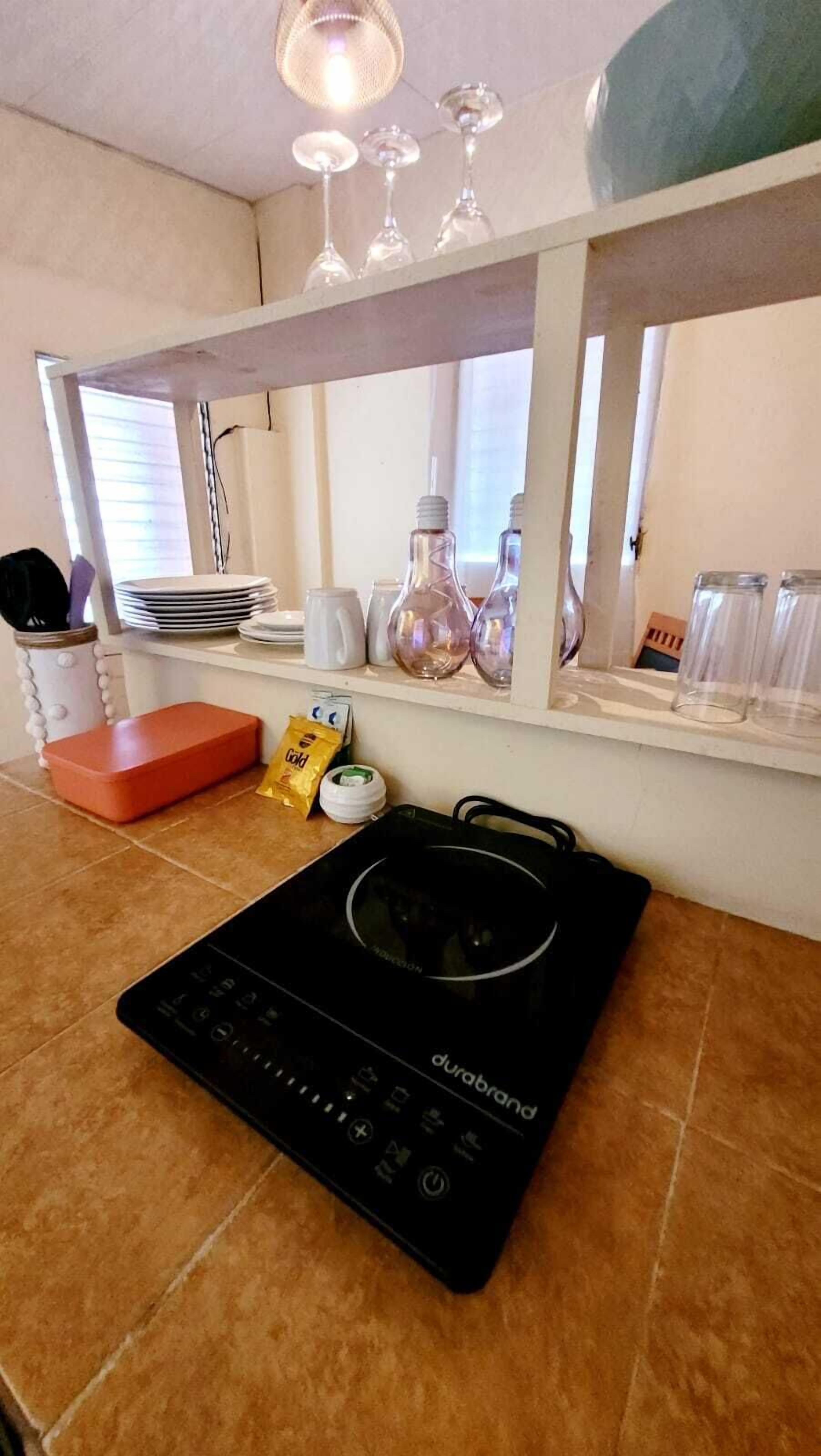 Dormitorio compartido Confort, baño compartido | Cocina privada | Refrigerador con congelador, microondas y utensilios de cocina 