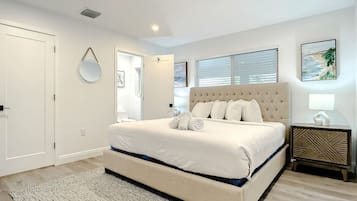 3 habitaciones, escritorio y tabla de planchar con plancha