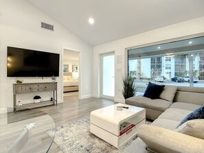 TV, stereo - Luxe Home ~ Heated Pool ~5 min to Beach ~BBQ Grill (Fort Lauderdale)