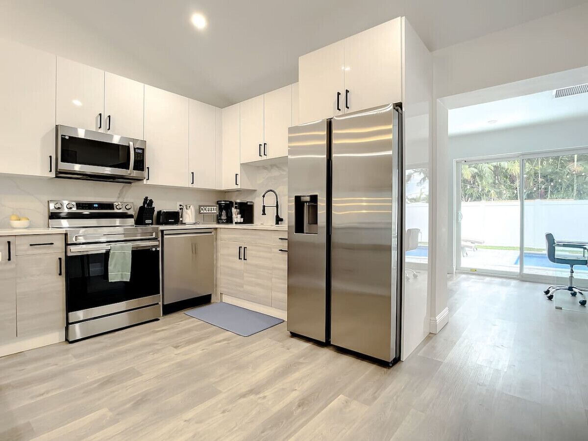 Refrigerador, microondas, horno y parrilla de estufa 