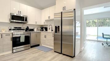 Refrigerador, microondas, horno y parrilla de estufa