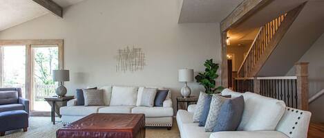 Smart TV, chimenea, futbolito y tenis de mesa