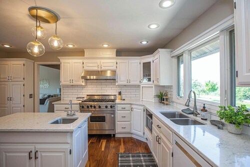 Lakeview Luxury - Deck With a View, 3 Livingrooms