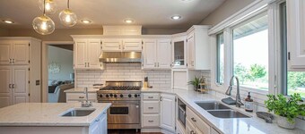 Lakeview Luxury - Deck With a View, 3 Livingrooms